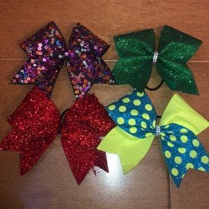 Four cheer bows